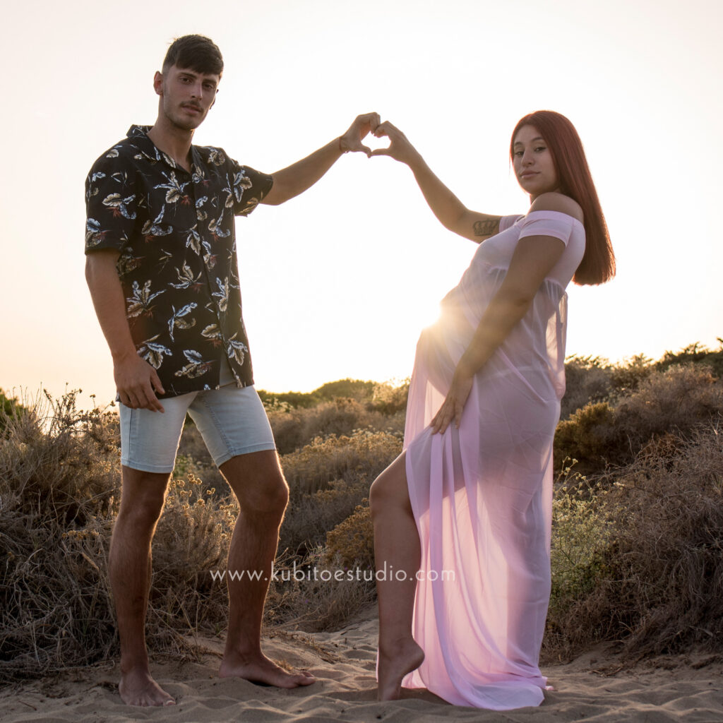 sesión en la playa embarazada y pareja