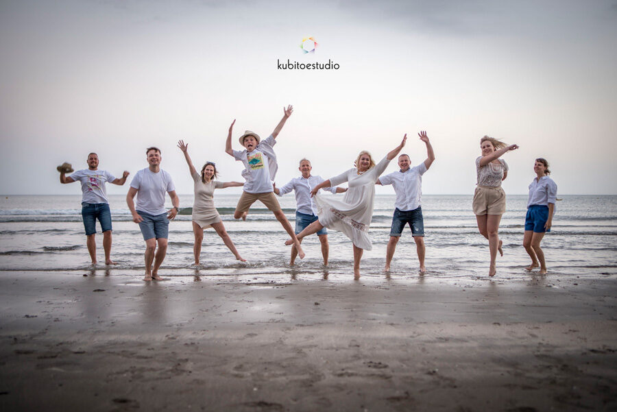 Spaß bei einem Photoshooting am Strand mit der ganzen Familie